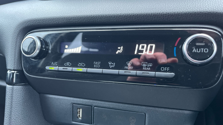 Toyota Yaris 1.5 Hybrid Design 5dr CVT Hybrid Hatchback